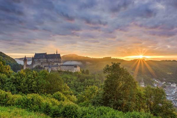 Sonnenaufgang bei der Burg Vianden in Luxemburg from Michael Valjak