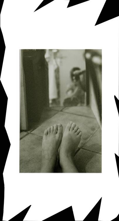 moi les pieds dans le miroir from Luisa Neige