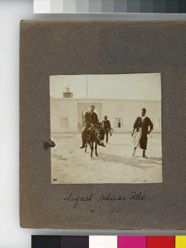 Fotoalbum Tunisreise, 1914. Blatt 13, Rückseite links: August auf Esel, beschriftet "August, dahinte from Unbekannter Künstler